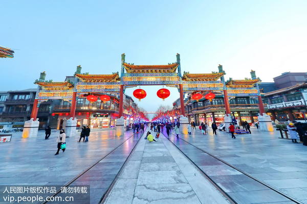 北京：前门大街流光溢彩迎新春